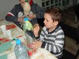 Karmniki dla ptaków powstały dziś w wieluńskiej bibliotece miejskiej